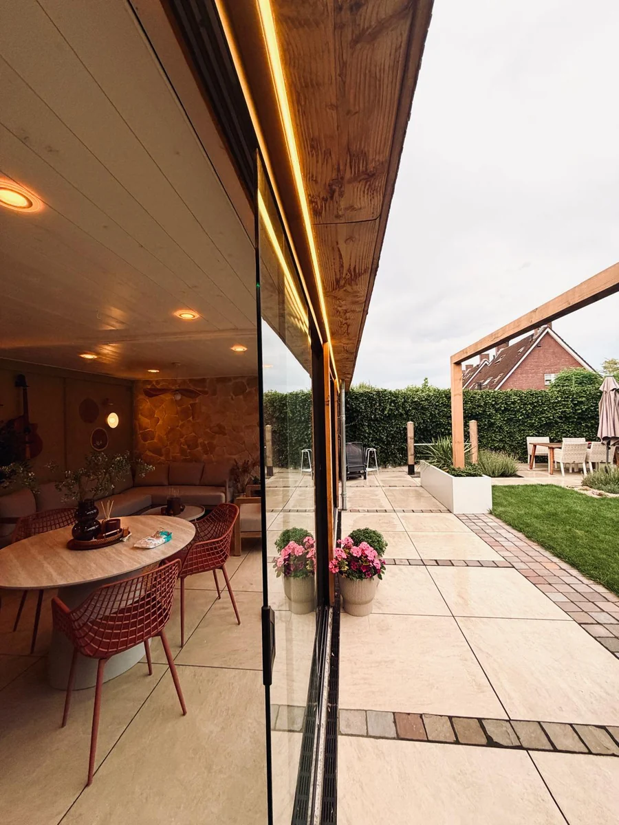 Afgewerkt terras met overkapping en tuin, uitgevoerd door B. Bouwhuis Infra