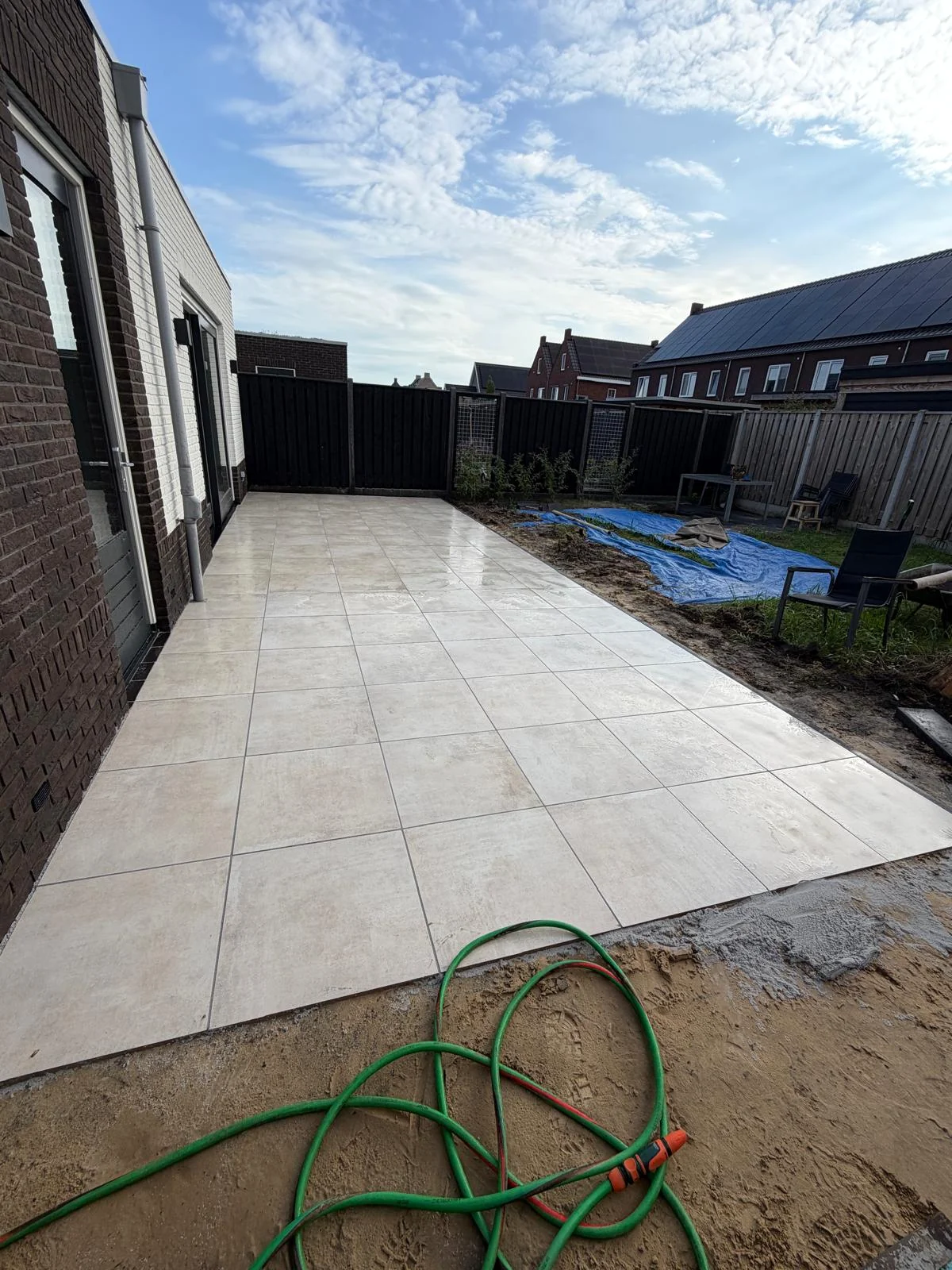 Tegelterras langs de woning